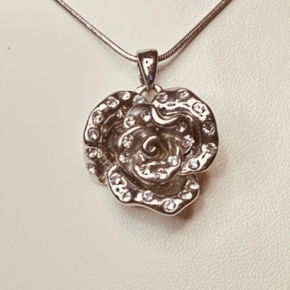 Silver Tone Rose Shaped Pendant w/Clear Crystals & Snake Chain Vintage - Picture 3 of 15
